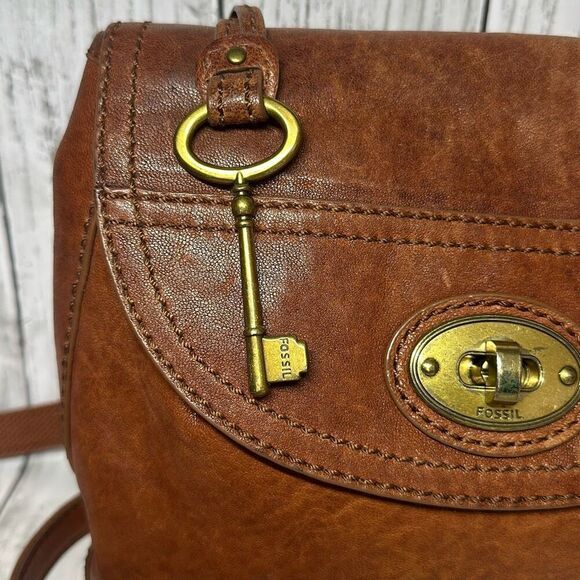 Fossil Carson Crossbody Purse Leather Saddle Bag Turnlock Tan Backpack Key - Picture 2 of 13